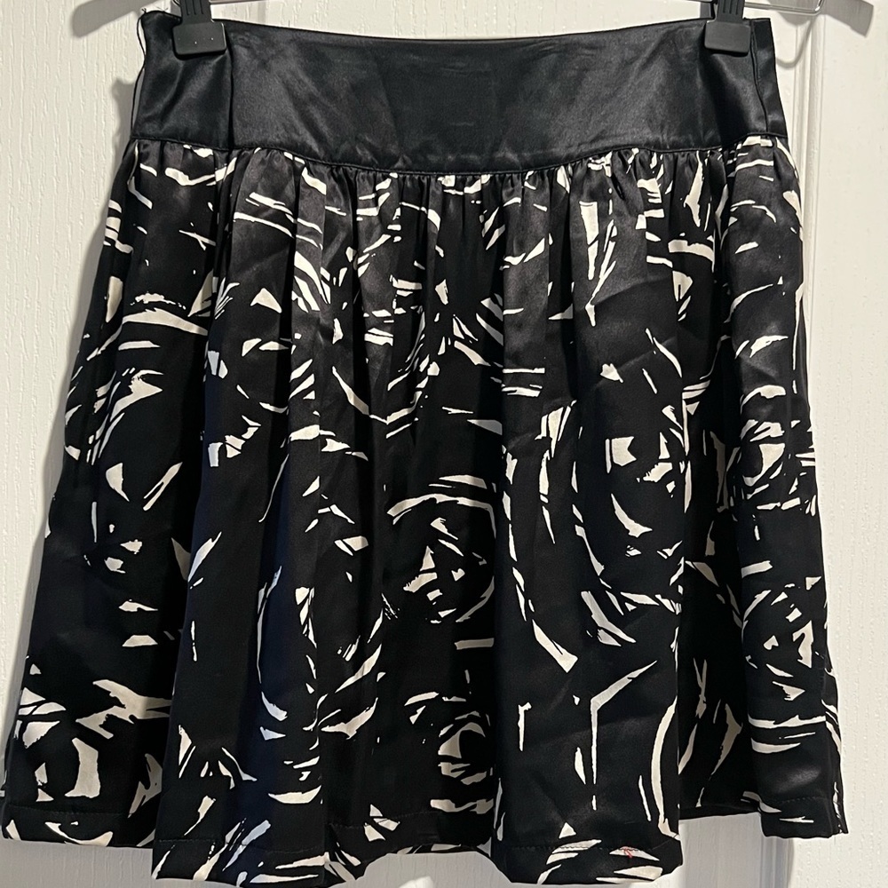 Kate Hill 100% Silk Size 2 Black & White skirt